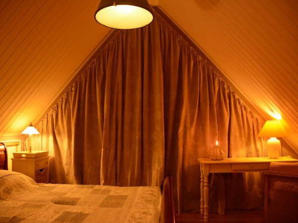 Schlafzimmer oben, mit eine kleine Balkone..