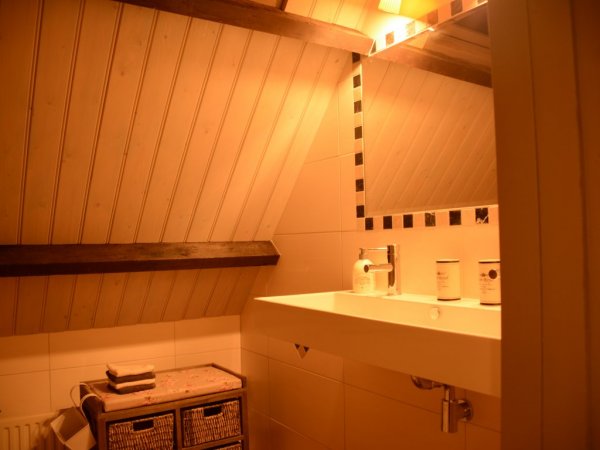 Badezimmer ersten Etage, mit grosses Bad und Regen Douche